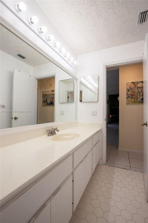 For Rent: $3,900 (3 beds, 3 baths, 2600 Square Feet)