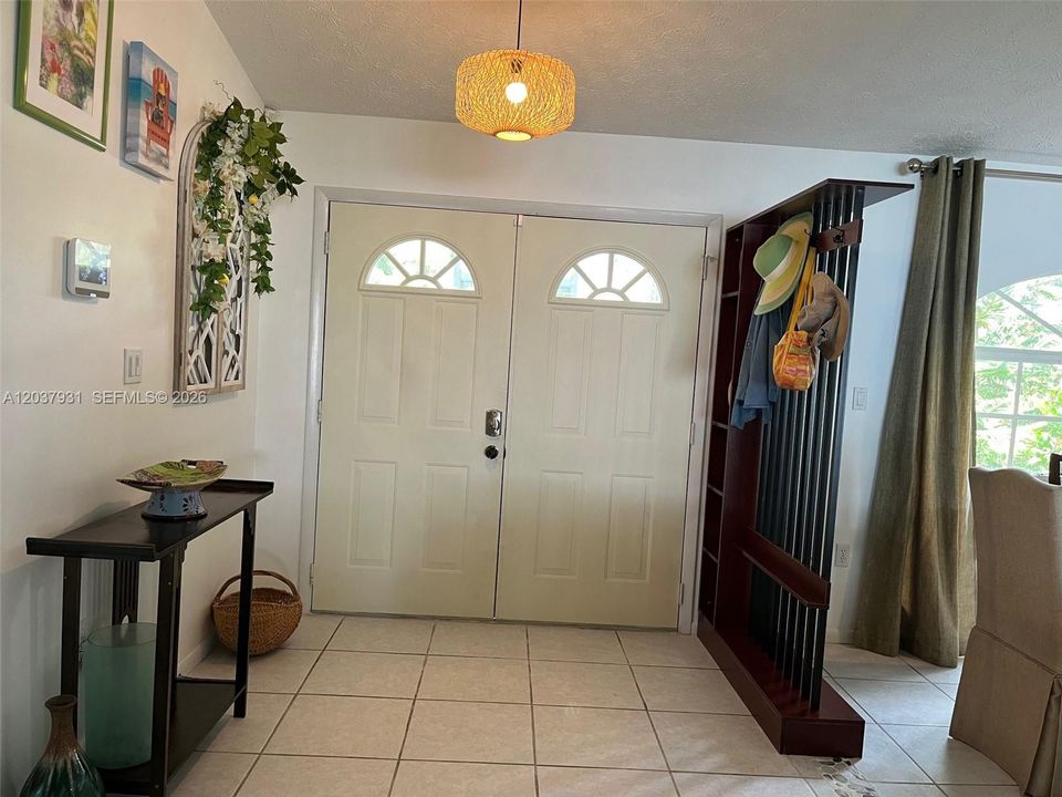 For Rent: $3,900 (3 beds, 3 baths, 2600 Square Feet)