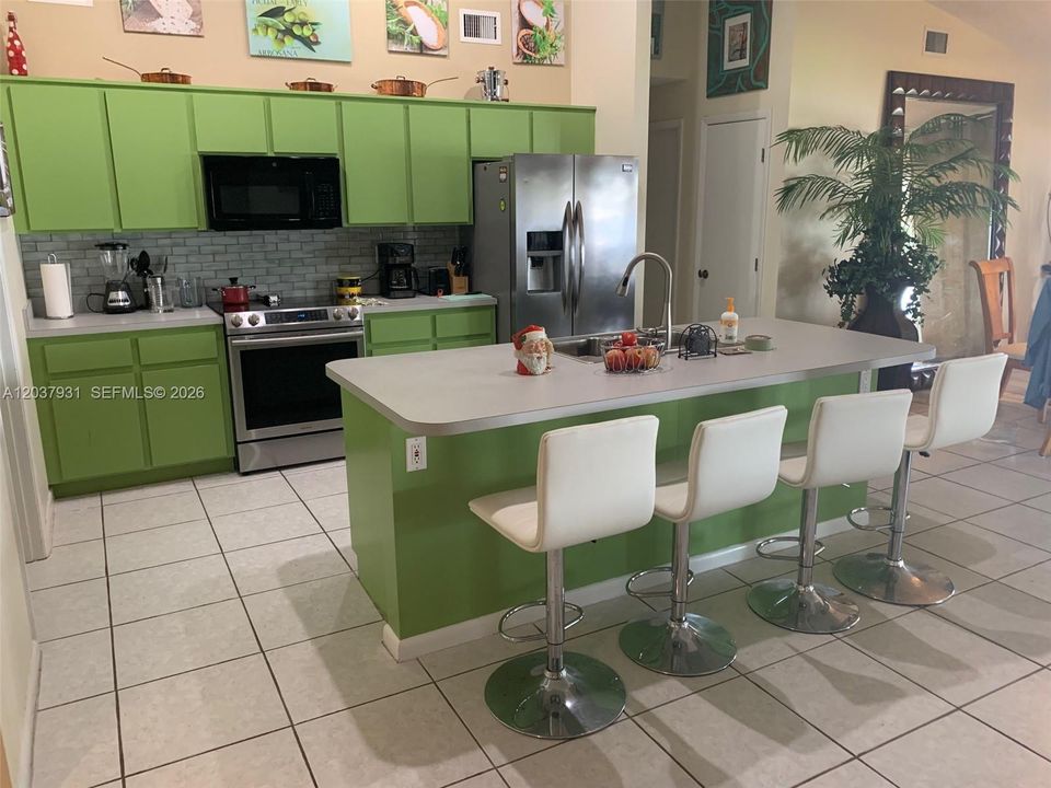 For Rent: $3,900 (3 beds, 3 baths, 2600 Square Feet)