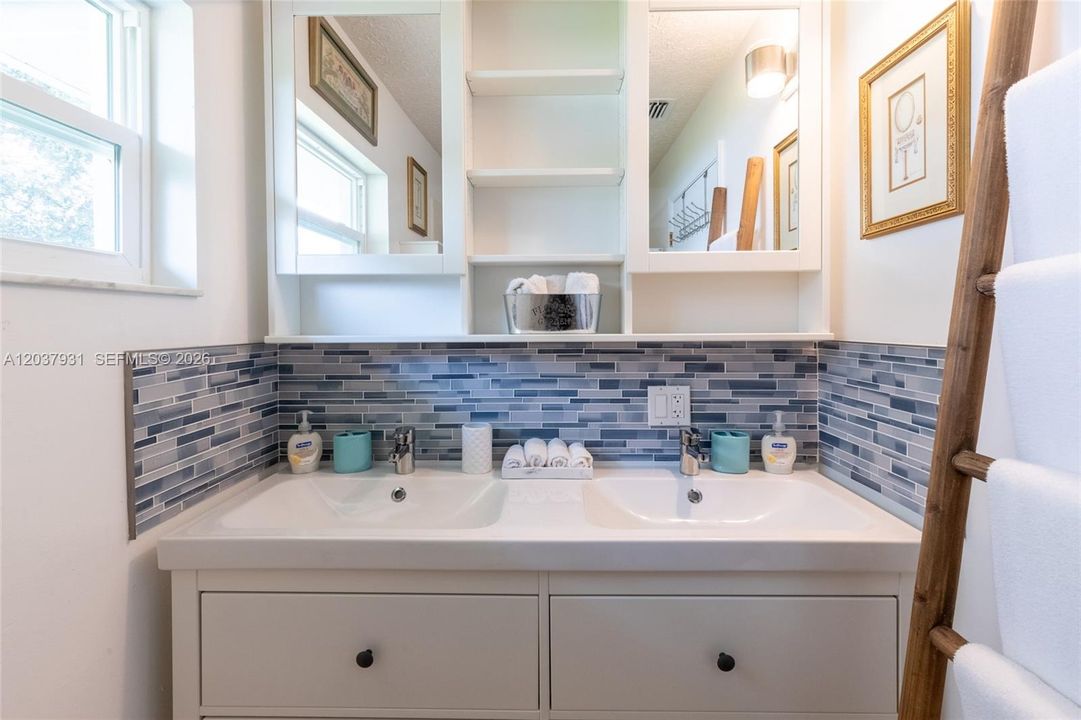 For Rent: $3,900 (3 beds, 3 baths, 2600 Square Feet)