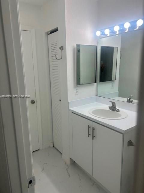 For Sale: $237,000 (2 beds, 1 baths, 965 Square Feet)