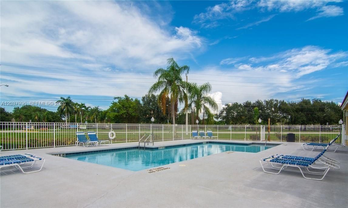 For Sale: $237,000 (2 beds, 1 baths, 965 Square Feet)