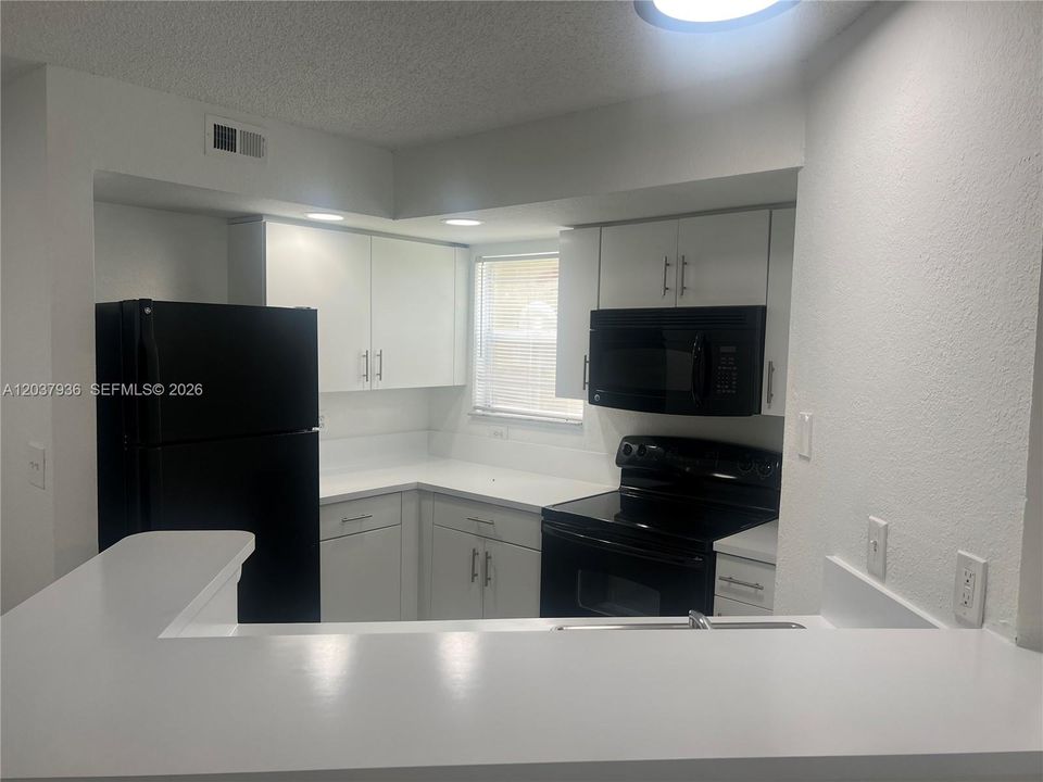 For Sale: $237,000 (2 beds, 1 baths, 965 Square Feet)