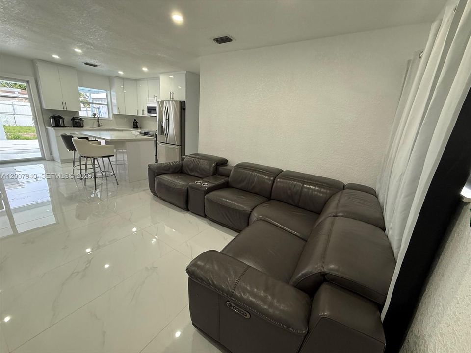 В аренду: $3,600 (3 спален, 2 ванн, 1234 Квадратных фут)