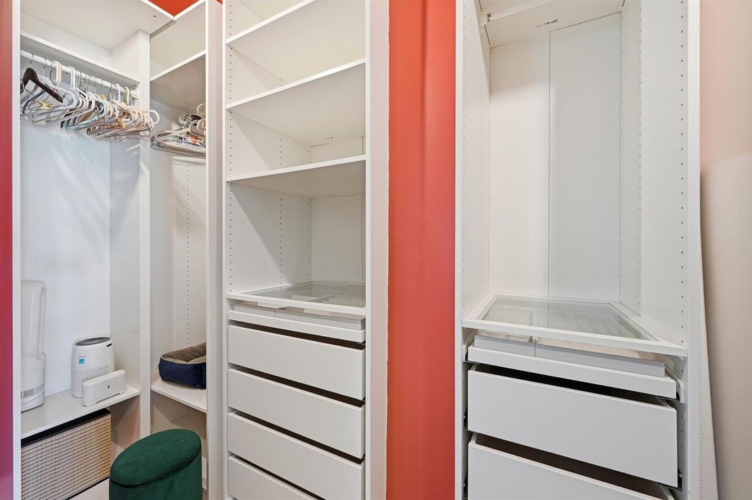27_walk-in closet