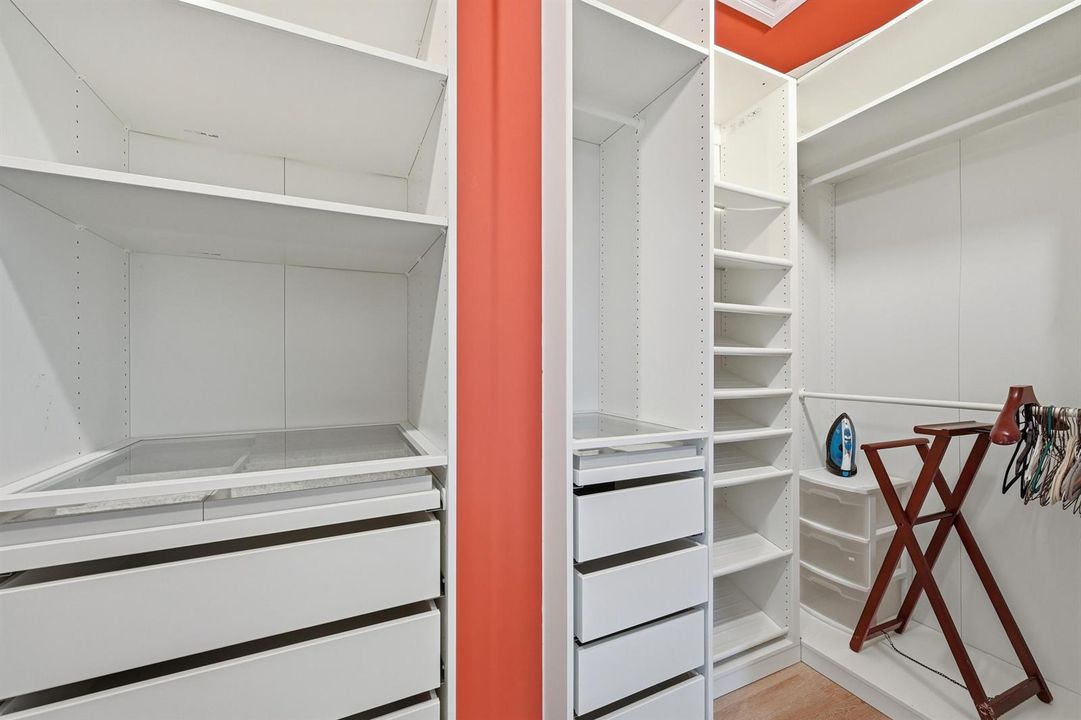 26_walk-in closet
