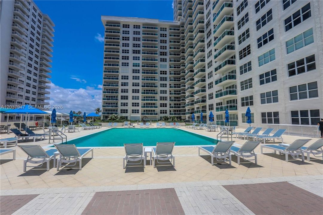 For Sale: $749,000 (2 beds, 2 baths, 1435 Square Feet)