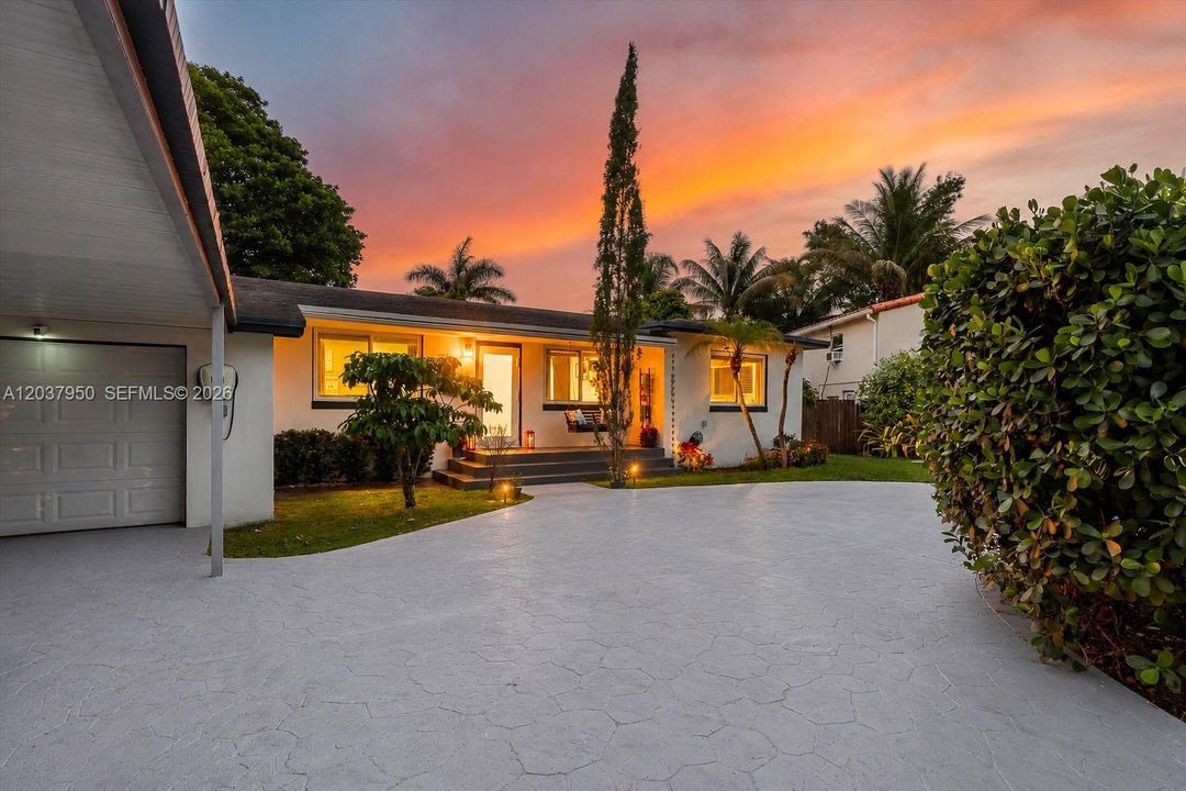 For Sale: $749,000 (3 beds, 2 baths, 1371 Square Feet)