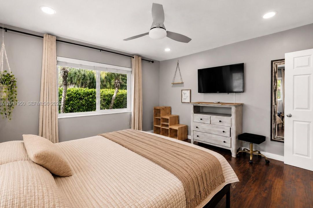 For Sale: $749,000 (3 beds, 2 baths, 1371 Square Feet)