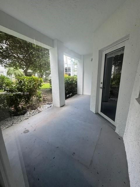 For Sale: $310,000 (1 beds, 1 baths, 893 Square Feet)