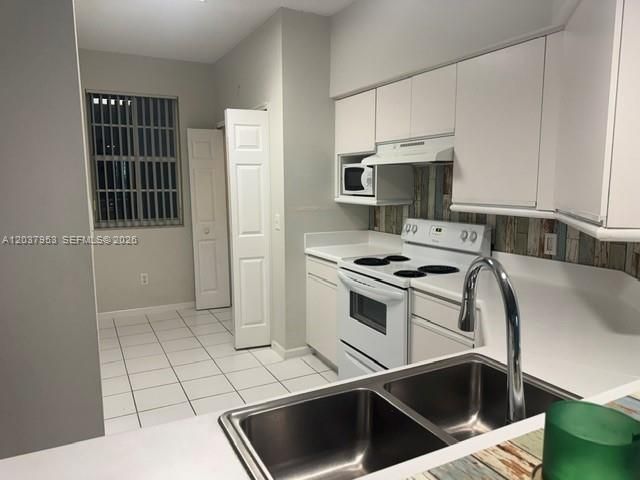 For Sale: $310,000 (1 beds, 1 baths, 893 Square Feet)