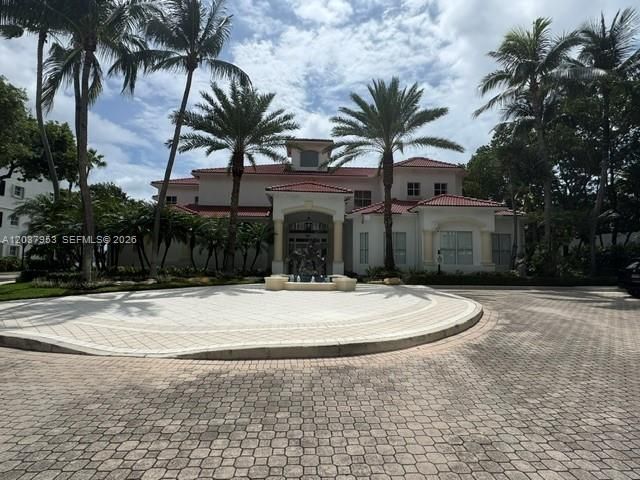 For Sale: $310,000 (1 beds, 1 baths, 893 Square Feet)
