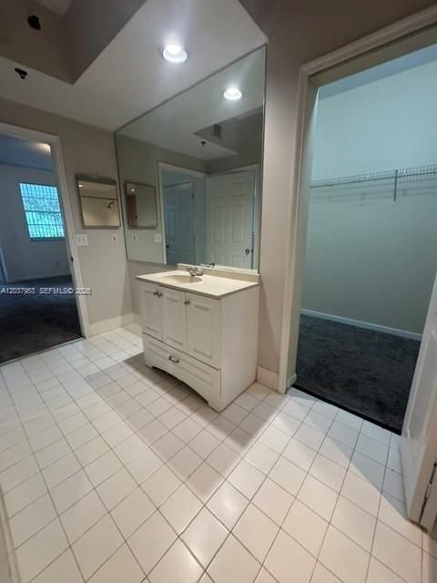 For Sale: $310,000 (1 beds, 1 baths, 893 Square Feet)