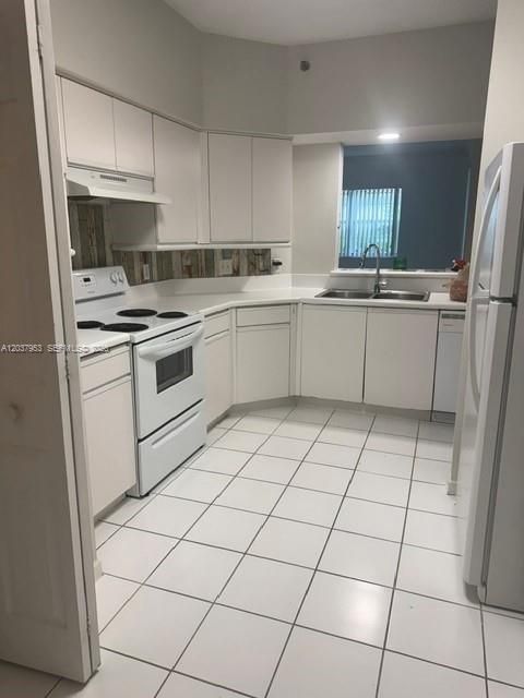 For Sale: $310,000 (1 beds, 1 baths, 893 Square Feet)