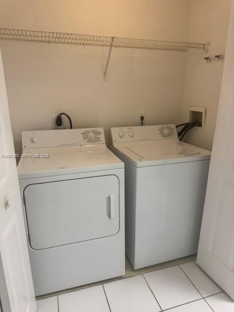For Sale: $310,000 (1 beds, 1 baths, 893 Square Feet)