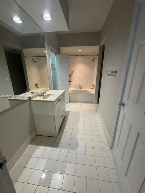 For Sale: $310,000 (1 beds, 1 baths, 893 Square Feet)