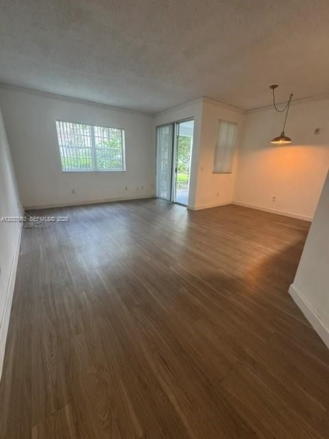 For Sale: $310,000 (1 beds, 1 baths, 893 Square Feet)
