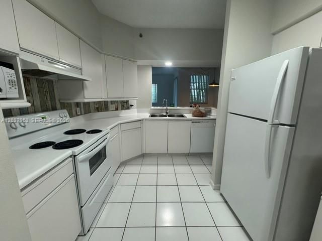 For Sale: $310,000 (1 beds, 1 baths, 893 Square Feet)