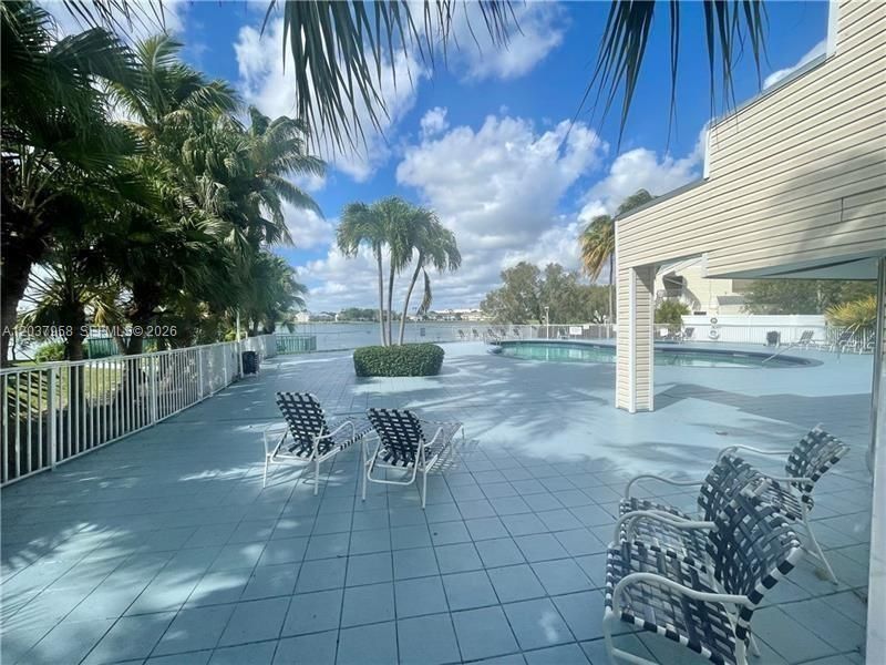 For Rent: $1,754 (1 beds, 1 baths, 872 Square Feet)