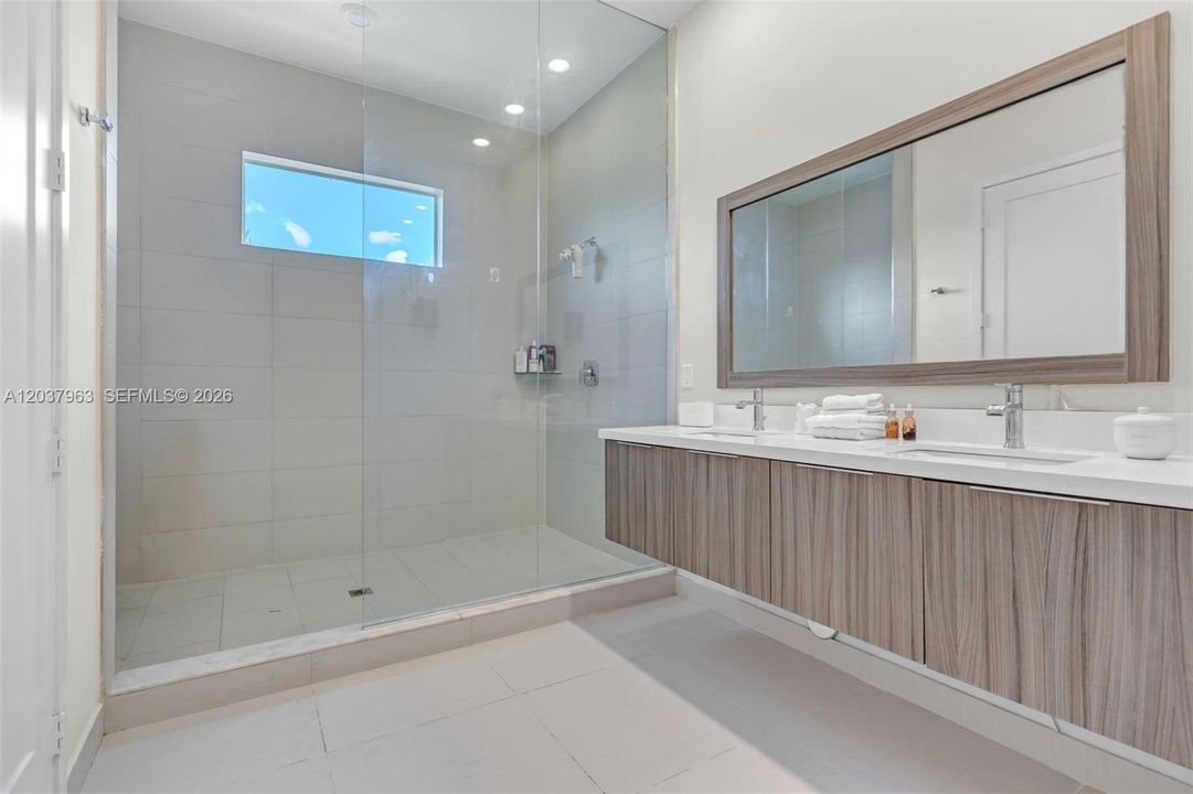 En Venta: $735,000 (4 camas, 3 baños, 1812 Pies cuadrados)