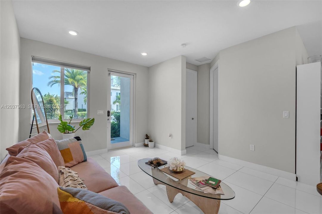 En Venta: $735,000 (4 camas, 3 baños, 1812 Pies cuadrados)