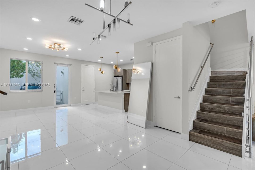 En Venta: $735,000 (4 camas, 3 baños, 1812 Pies cuadrados)