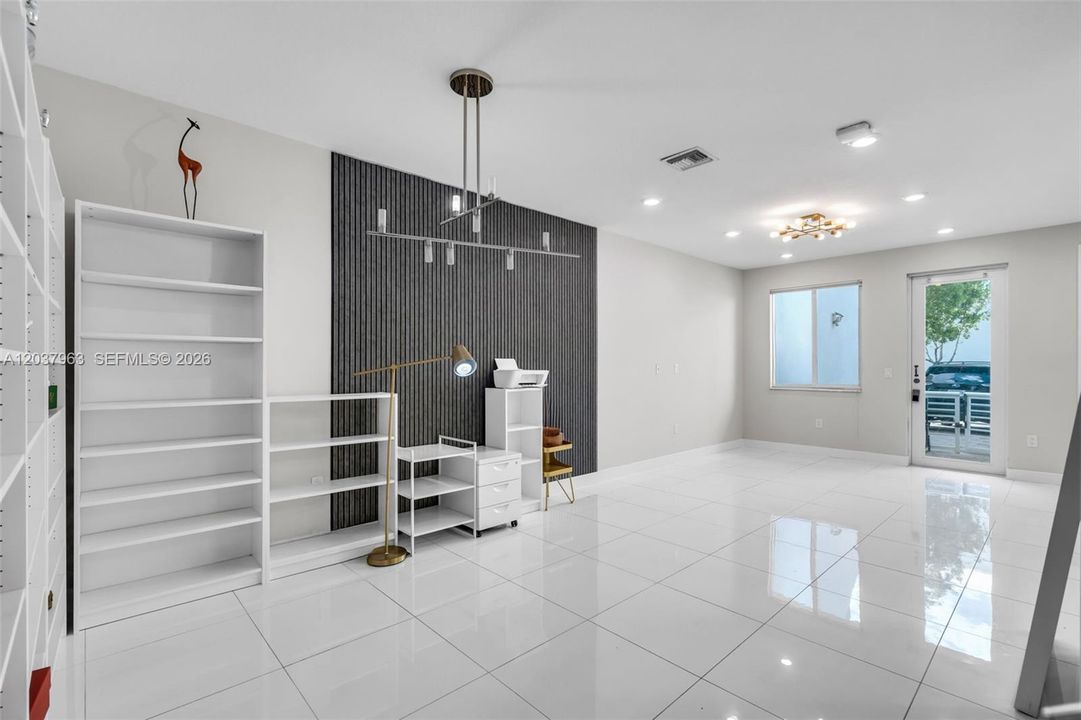 En Venta: $735,000 (4 camas, 3 baños, 1812 Pies cuadrados)