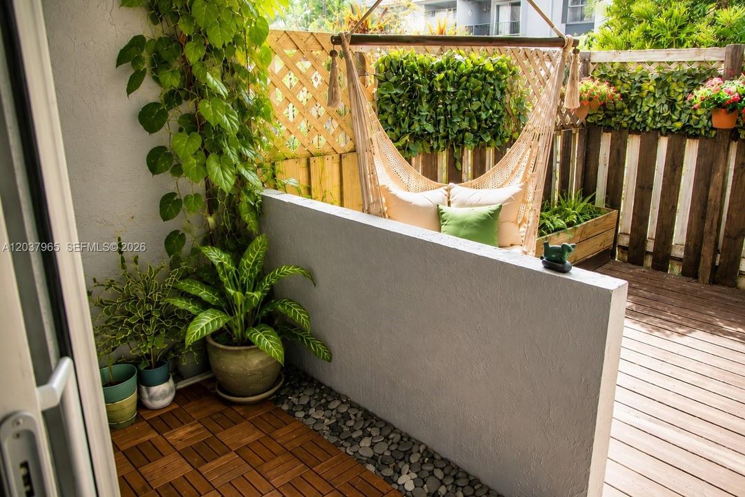 For Sale: $385,999 (2 beds, 1 baths, 971 Square Feet)