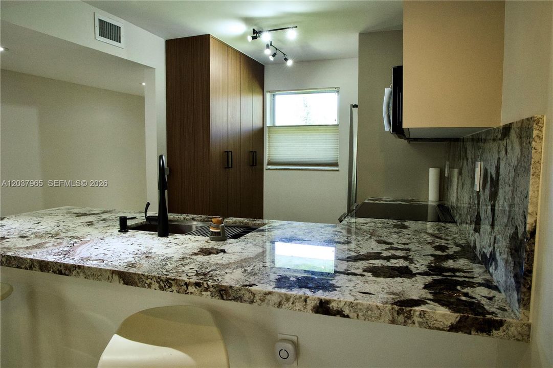 For Sale: $385,999 (2 beds, 1 baths, 971 Square Feet)