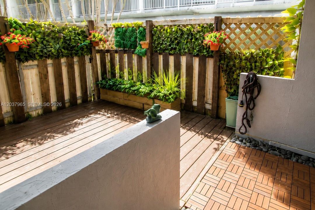 For Sale: $385,999 (2 beds, 1 baths, 971 Square Feet)