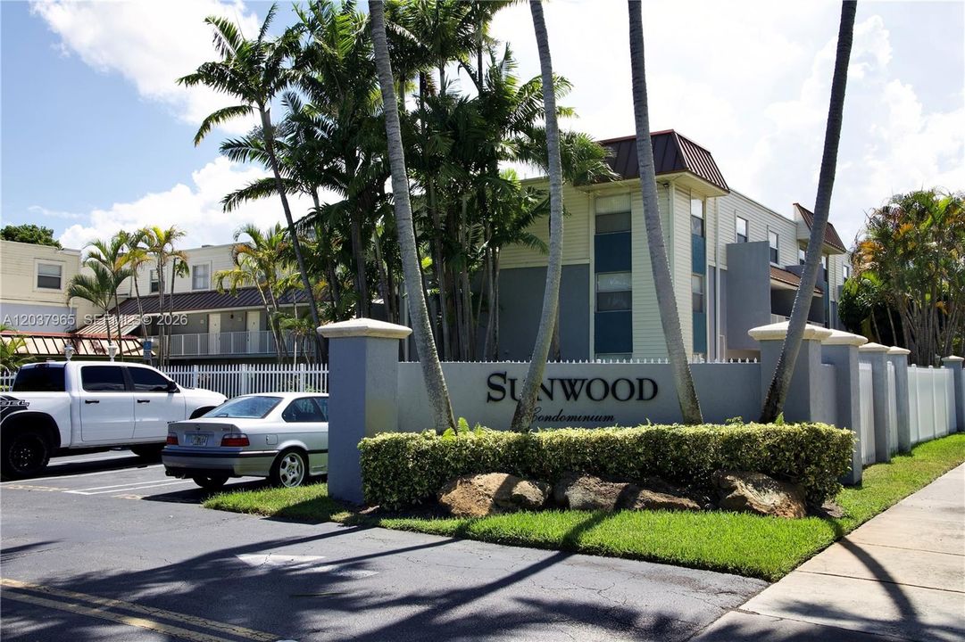 For Sale: $385,999 (2 beds, 1 baths, 971 Square Feet)