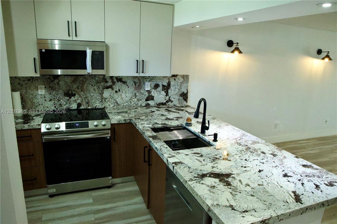 For Sale: $385,999 (2 beds, 1 baths, 971 Square Feet)