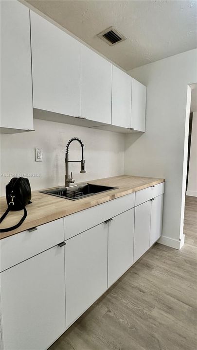 For Sale: $389,900 (2 beds, 1 baths, 1202 Square Feet)