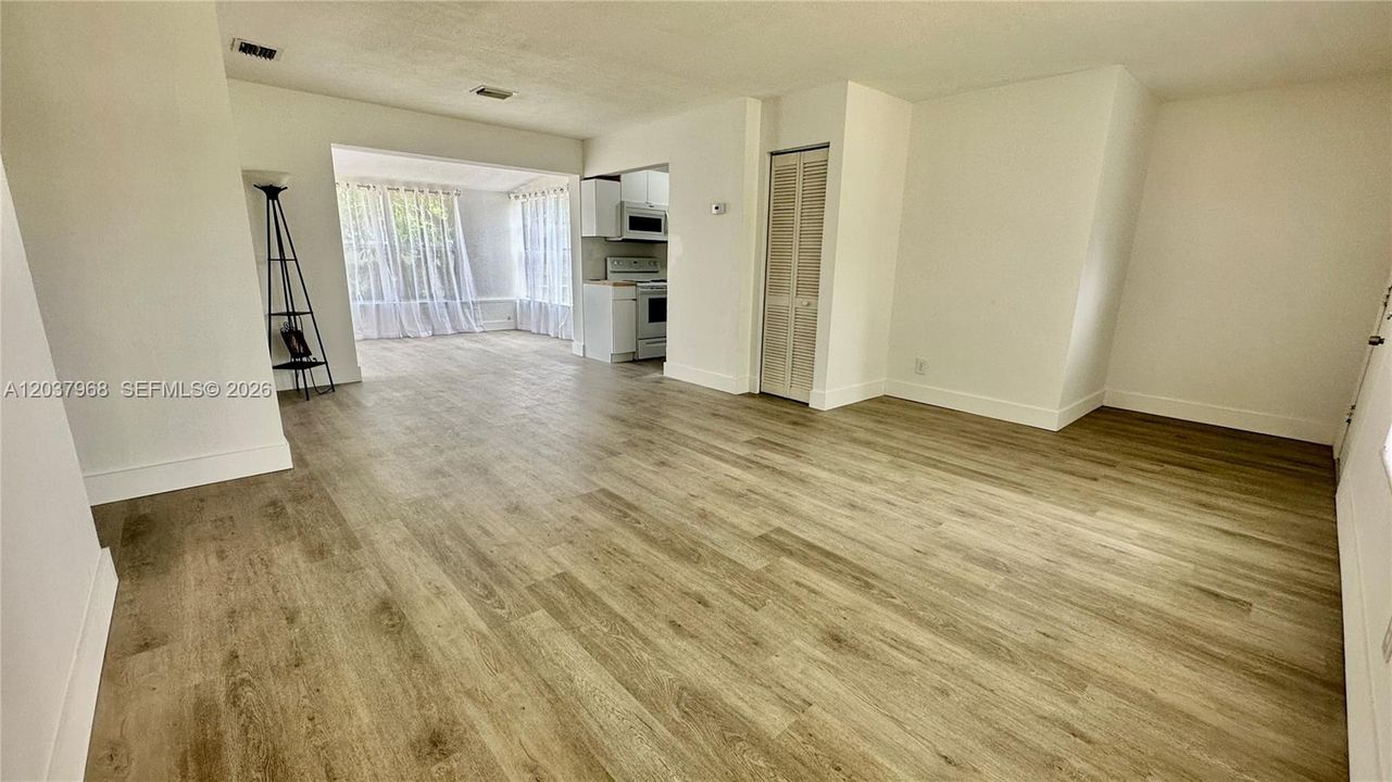 For Sale: $389,900 (2 beds, 1 baths, 1202 Square Feet)