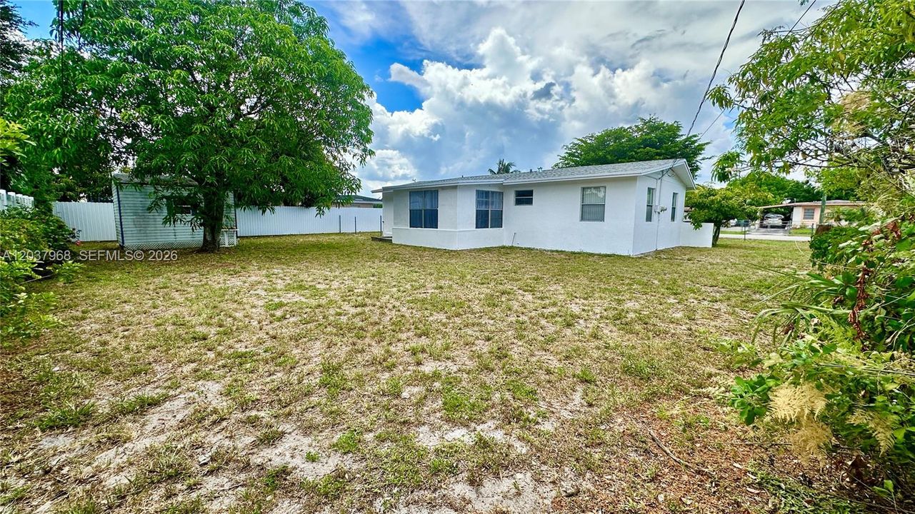 For Sale: $389,900 (2 beds, 1 baths, 1202 Square Feet)