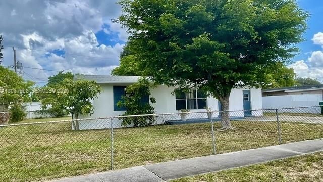 For Sale: $389,900 (2 beds, 1 baths, 1202 Square Feet)