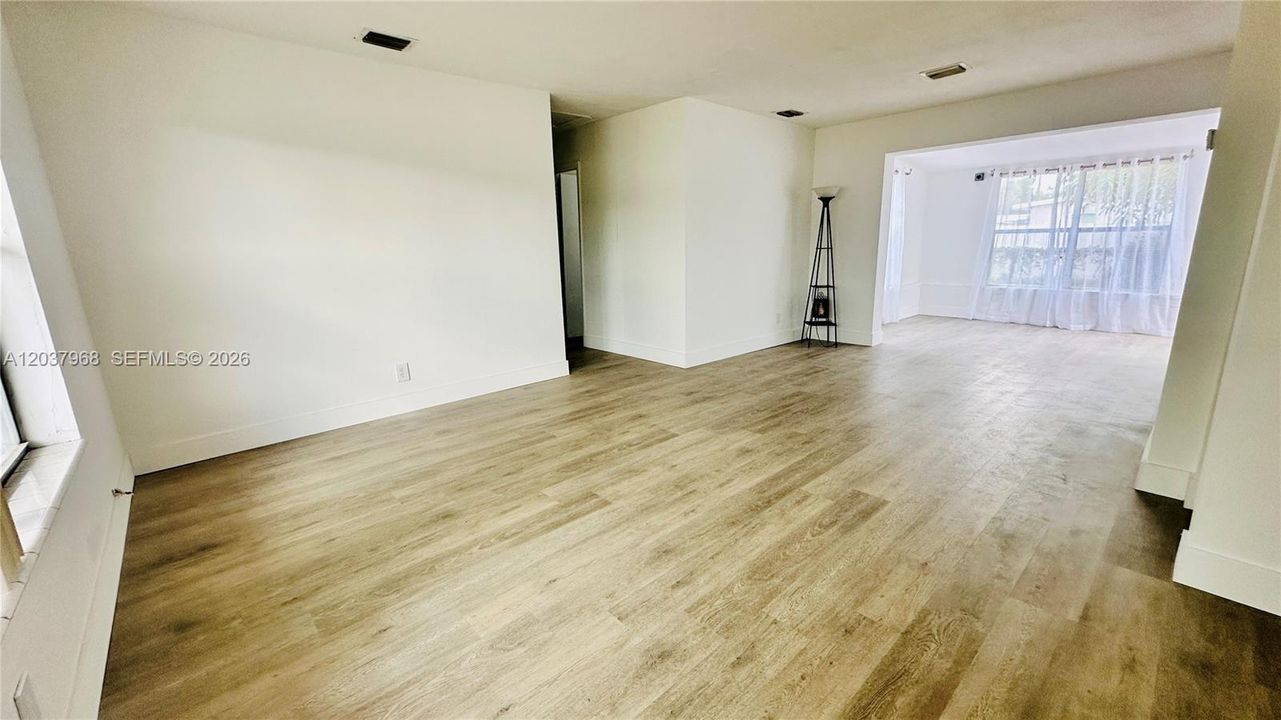 For Sale: $389,900 (2 beds, 1 baths, 1202 Square Feet)