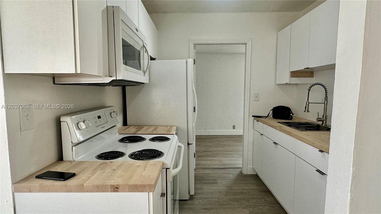 For Sale: $389,900 (2 beds, 1 baths, 1202 Square Feet)