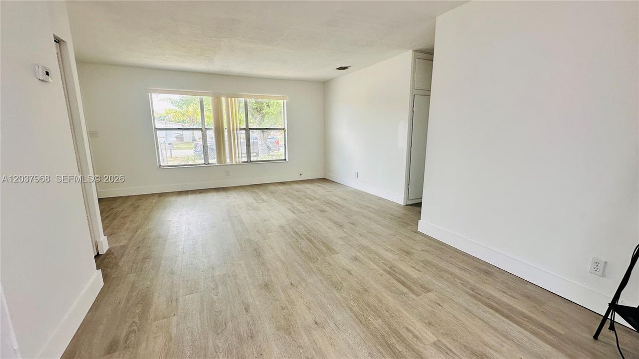 For Sale: $389,900 (2 beds, 1 baths, 1202 Square Feet)
