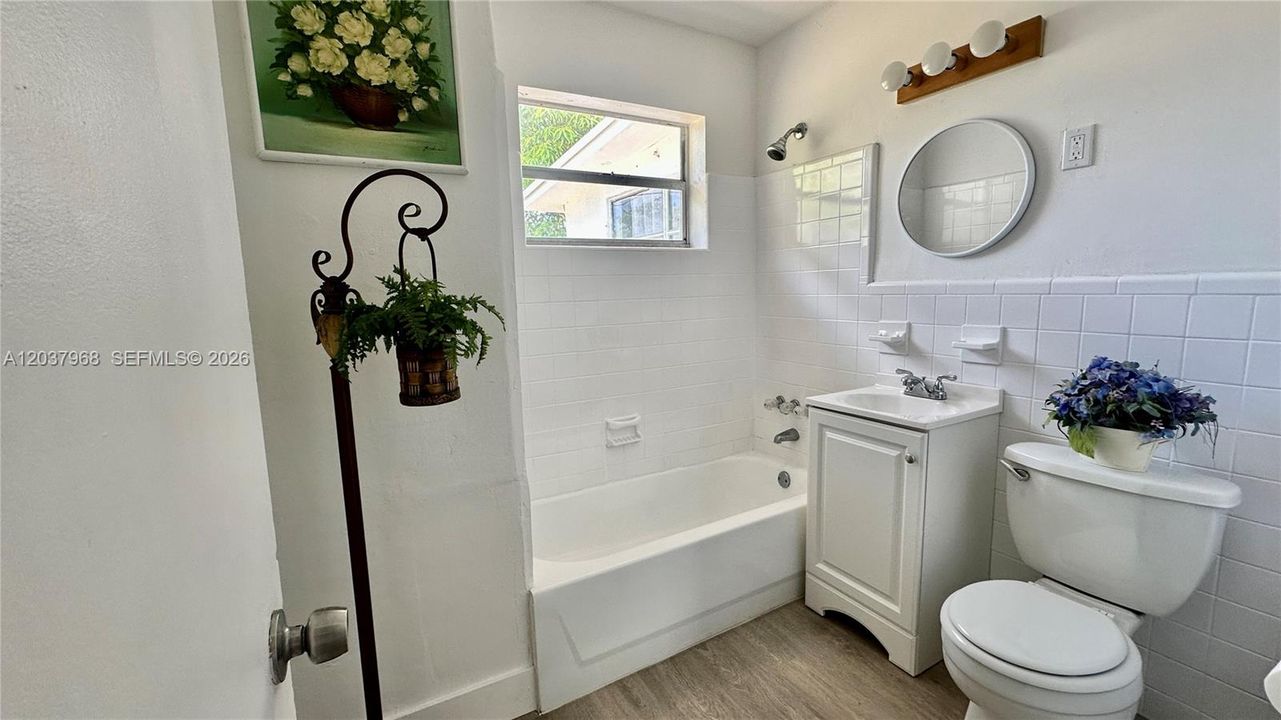 For Sale: $389,900 (2 beds, 1 baths, 1202 Square Feet)
