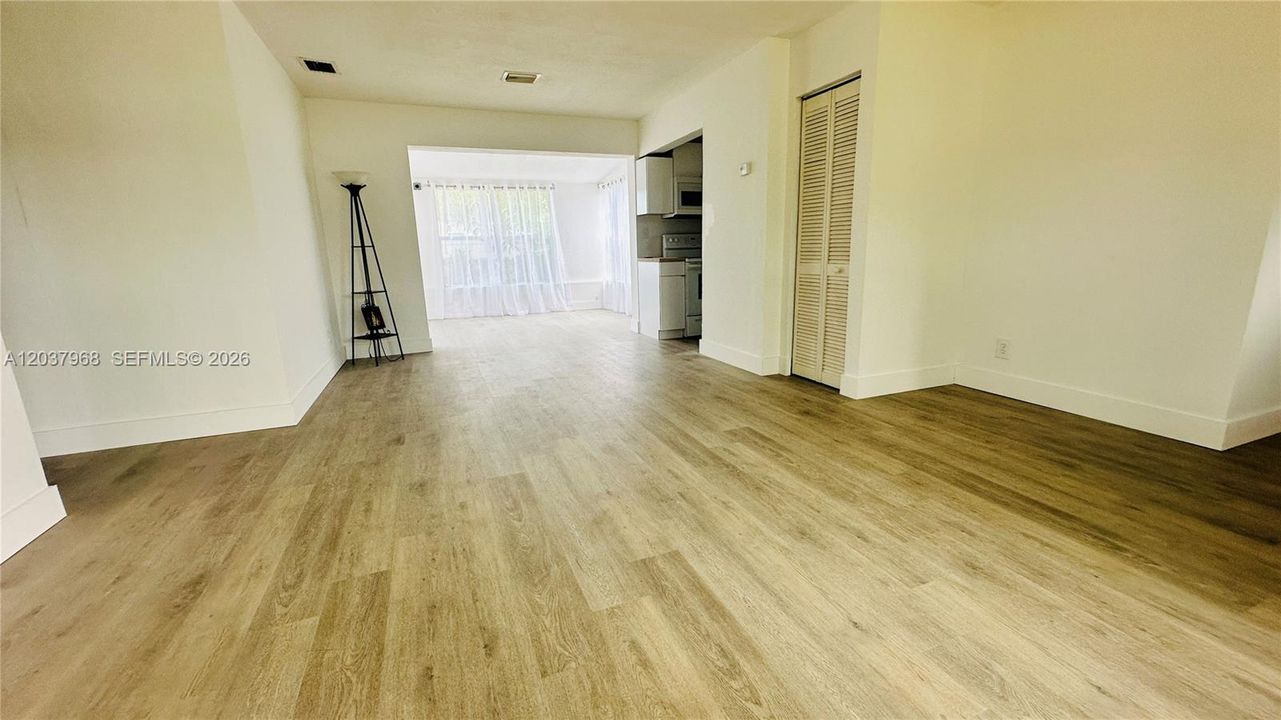 For Sale: $389,900 (2 beds, 1 baths, 1202 Square Feet)