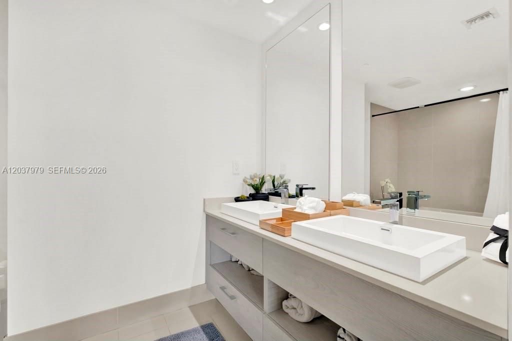 В аренду: $3,600 (1 спален, 1 ванн, 738 Квадратных фут)