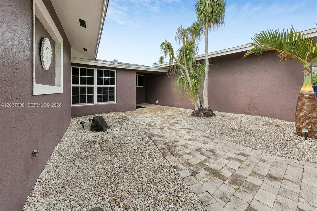 For Sale: $1,749,000 (3 beds, 3 baths, 1685 Square Feet)