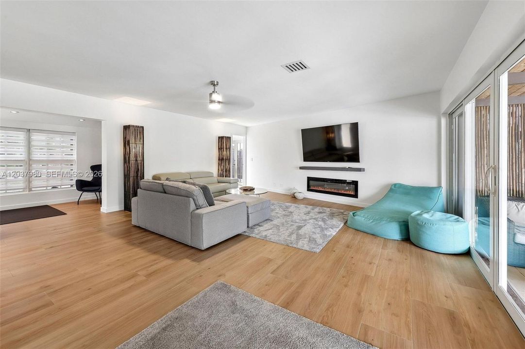 For Sale: $1,749,000 (3 beds, 3 baths, 1685 Square Feet)