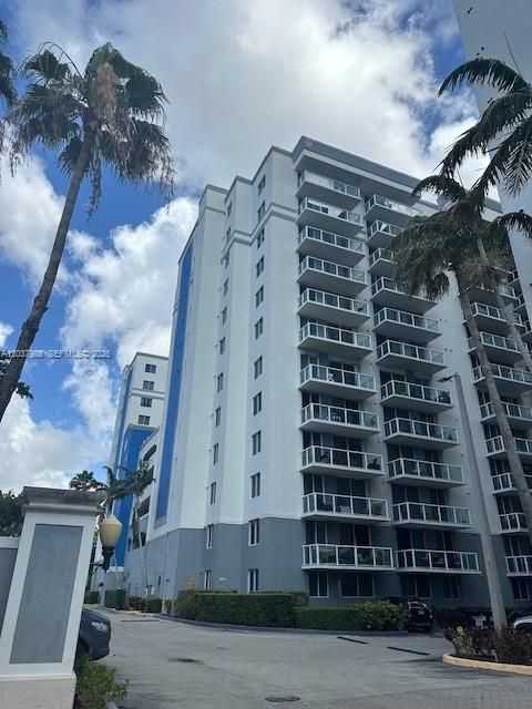 For Sale: $389,000 (2 beds, 2 baths, 867 Square Feet)