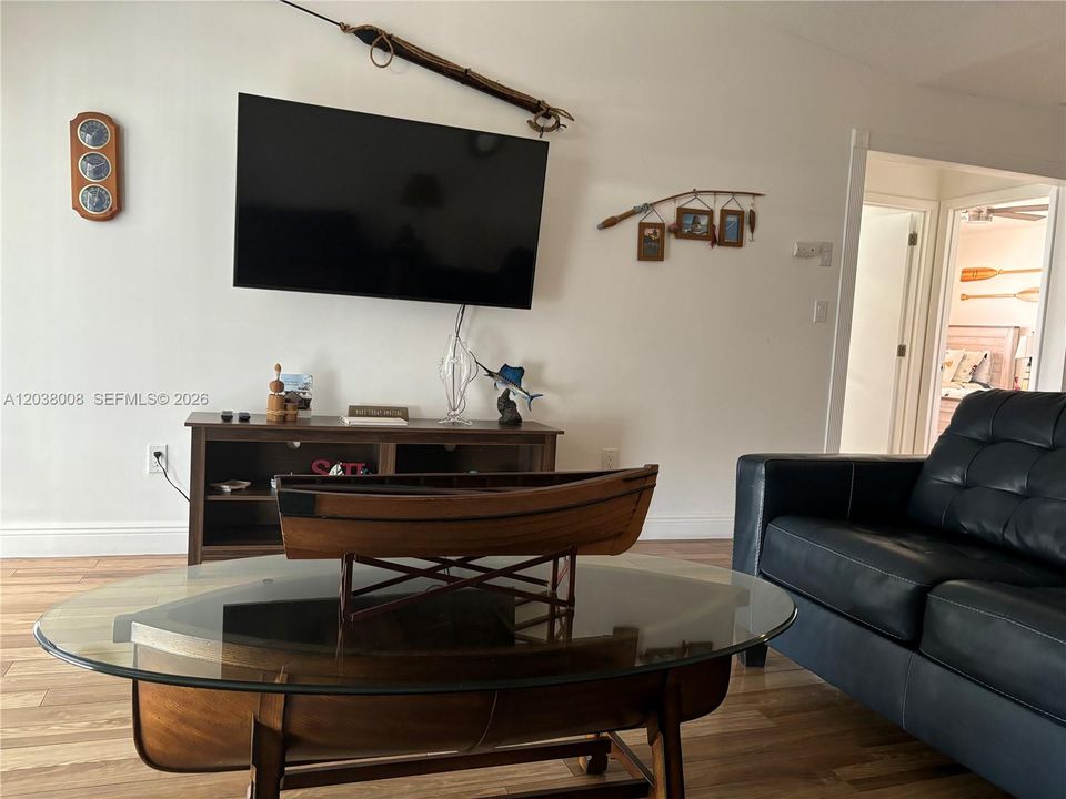 For Rent: $3,300 (2 beds, 1 baths, 840 Square Feet)