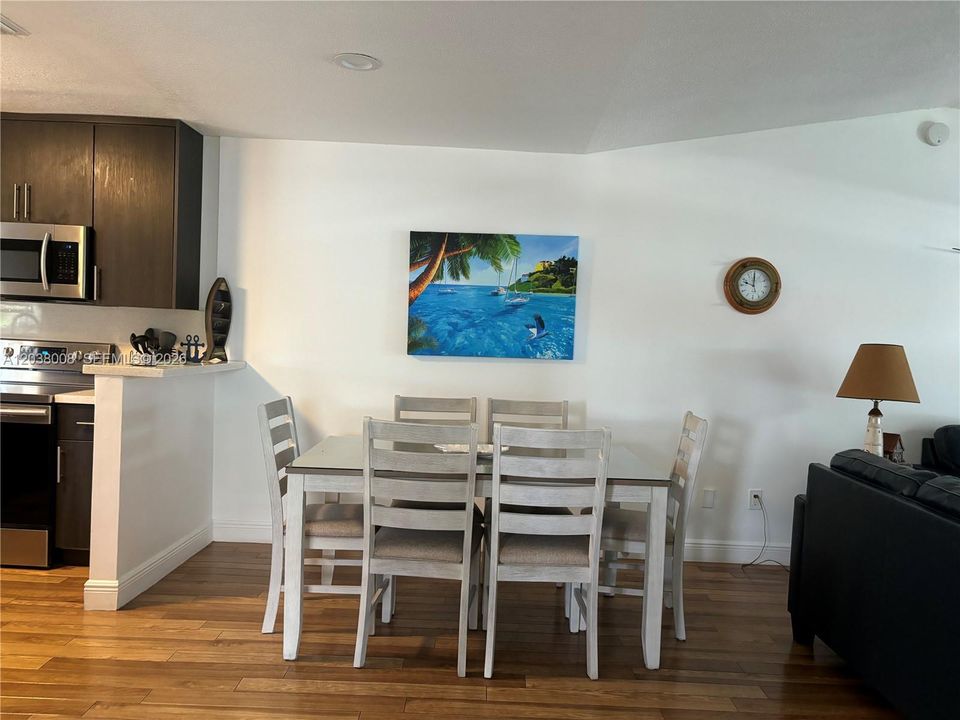 For Rent: $3,300 (2 beds, 1 baths, 840 Square Feet)
