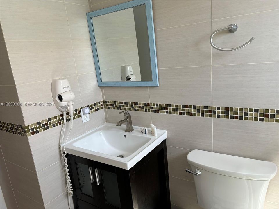 For Rent: $3,300 (2 beds, 1 baths, 840 Square Feet)
