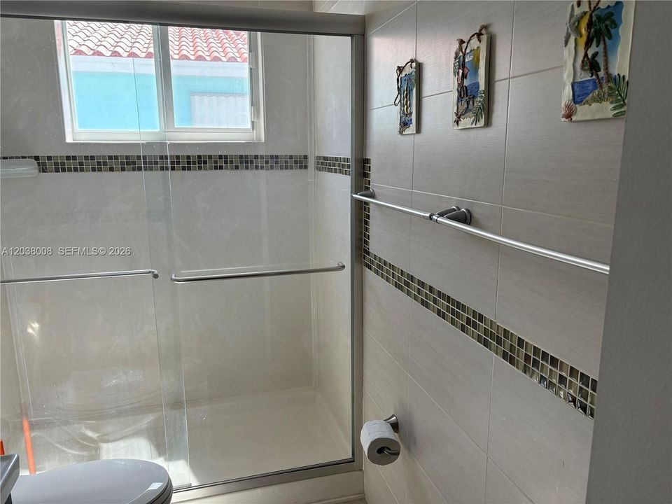 For Rent: $3,300 (2 beds, 1 baths, 840 Square Feet)