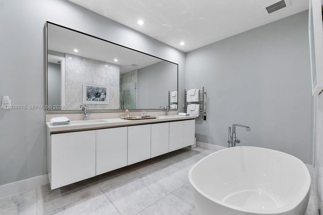 For Sale: $2,400,000 (2 beds, 2 baths, 2117 Square Feet)